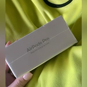 Apple AirPods Pro -New Sealed In Box- Fast Shipping😊
